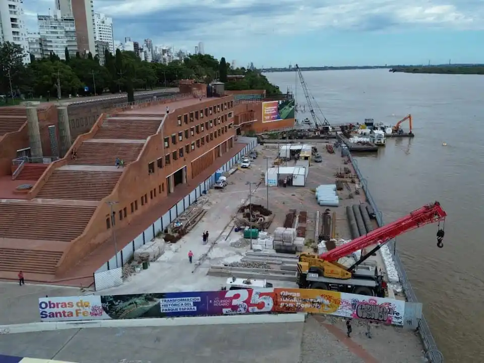 Avanzan las obras en el Parque España con grupos de trabajo que se desempeñan en el día y a la noche