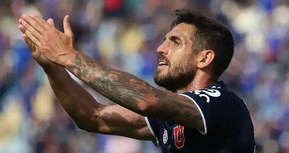 Los números de Larrivey que persiguen a los goleadores azules