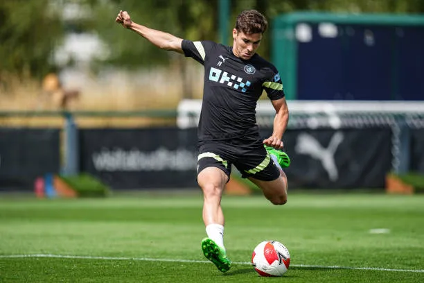 El City, con Julián Álvarez define frente a Liverpool