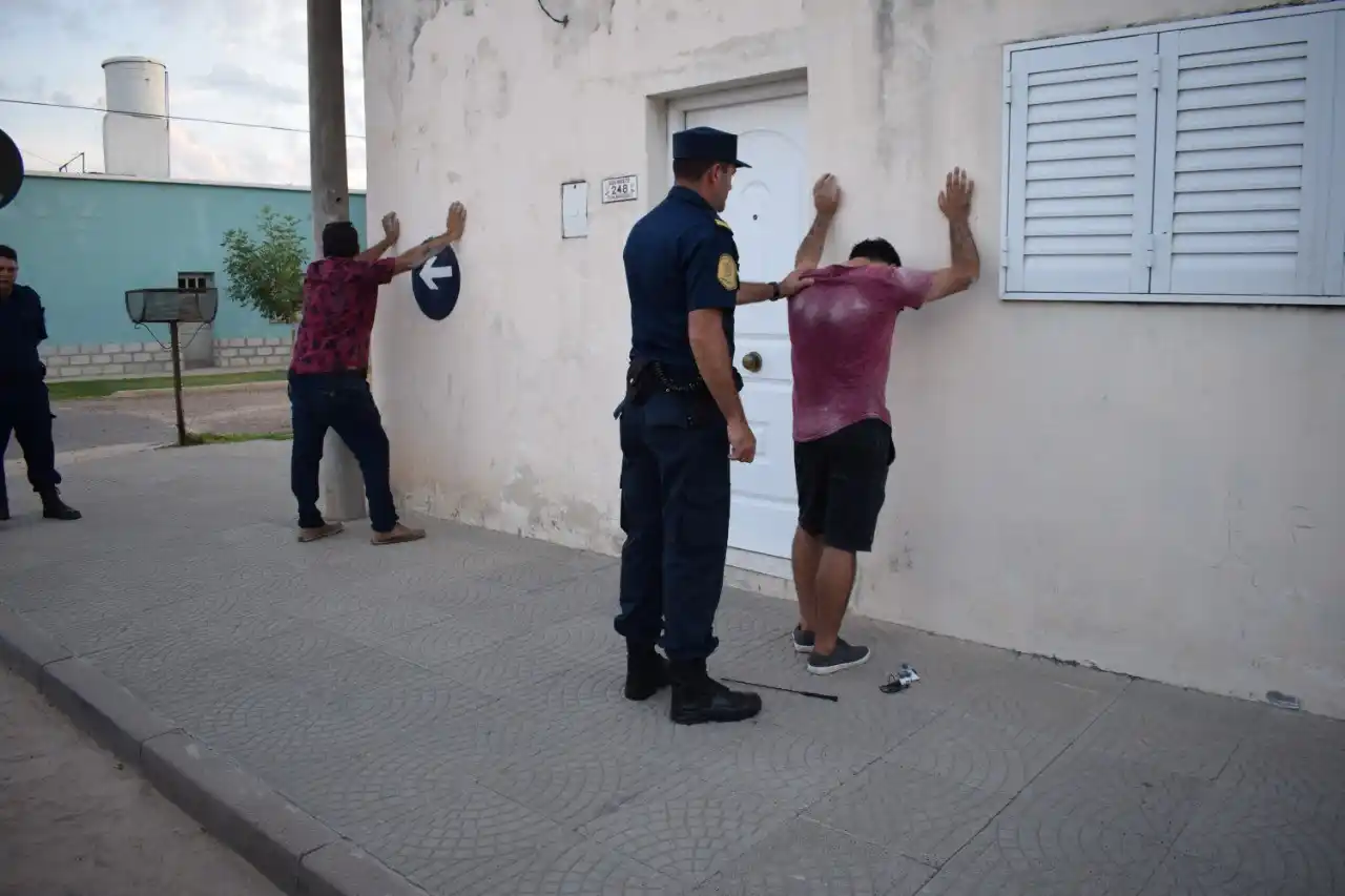 Sorprenden infraganti a dos delincuentes robando una rueda