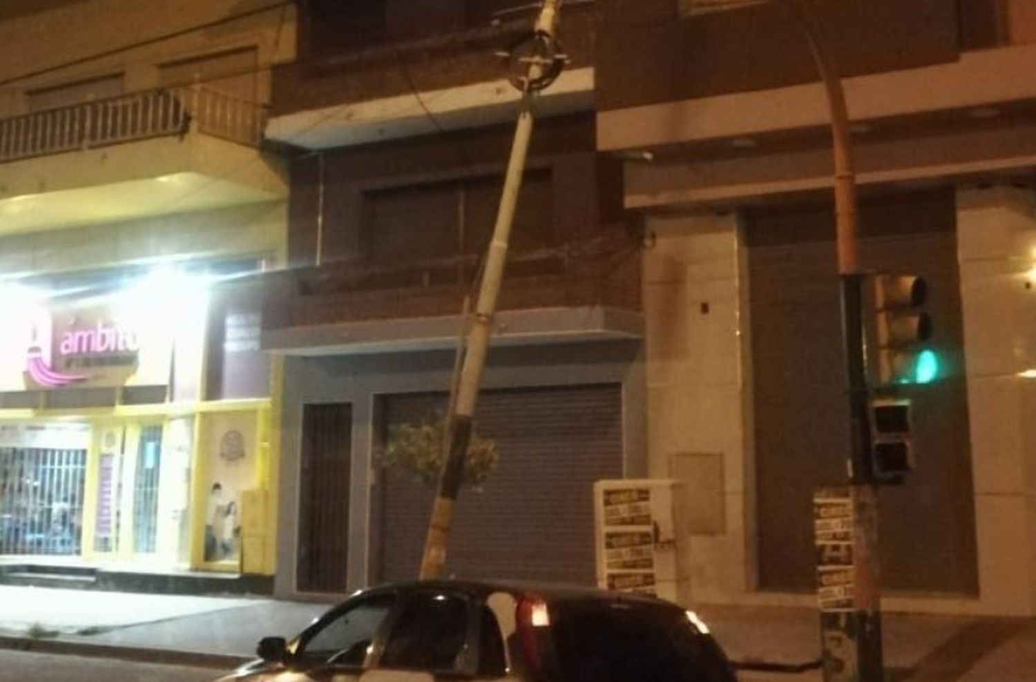 Circulaba totalmente ebrio y terminó contra un poste de alumbrado