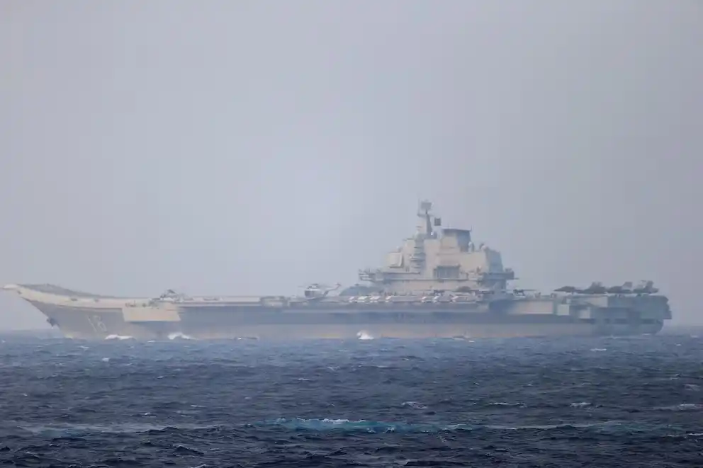 Taiwán elevó su estado de alerta tras la incursión del portaaviones chino Liaoning en aguas cercanas a la isla (REUTERS)