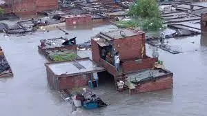 ¡HAY DECENAS DE DESAPARECIDOS! Más de 100 muertos por inundaciones en India y Nepal