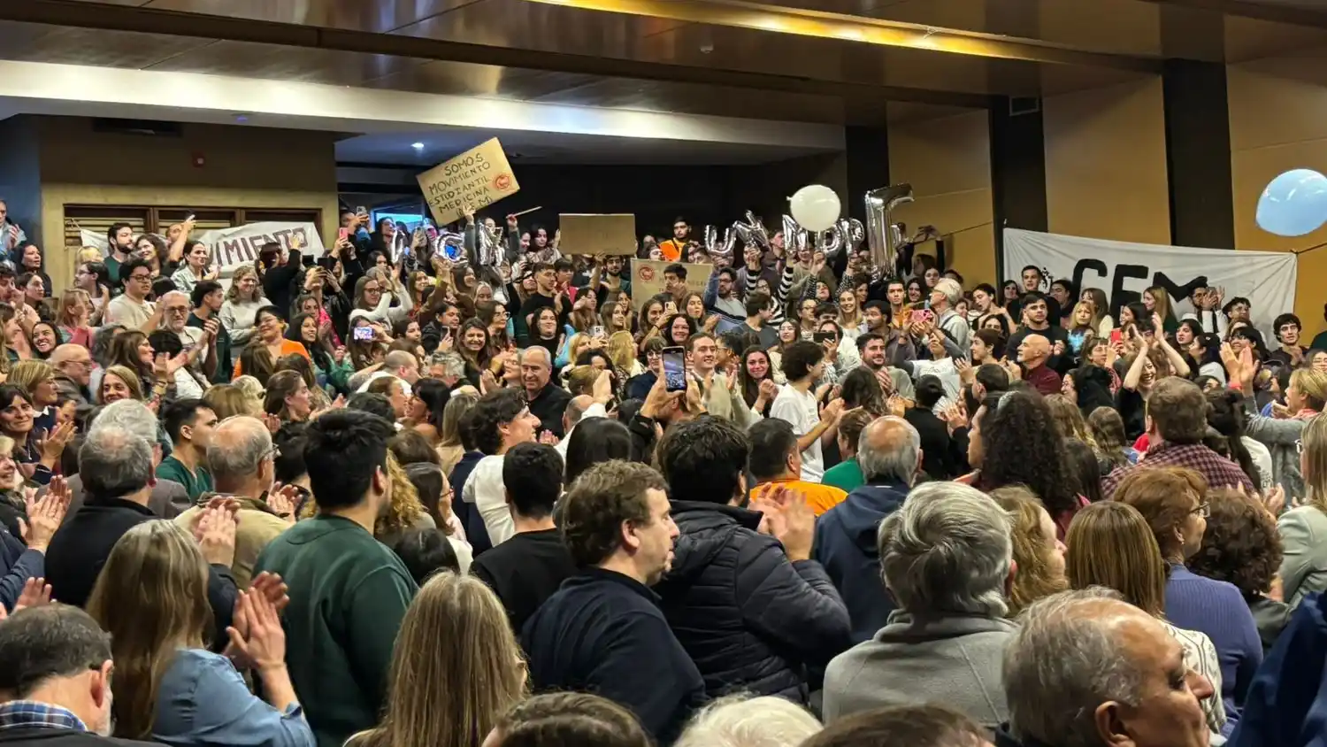 Estudiantes celebrando en el auditorio de la UNMDP