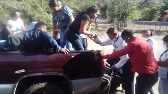 CAOS DE LA GASOLINA EN LARA causa estragos entre enfermos renales: van como pueden a recibir tratamiento