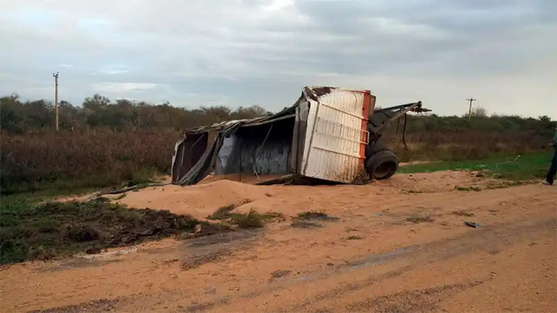 Volcó un camión con acoplado en zona de Hasenkamp