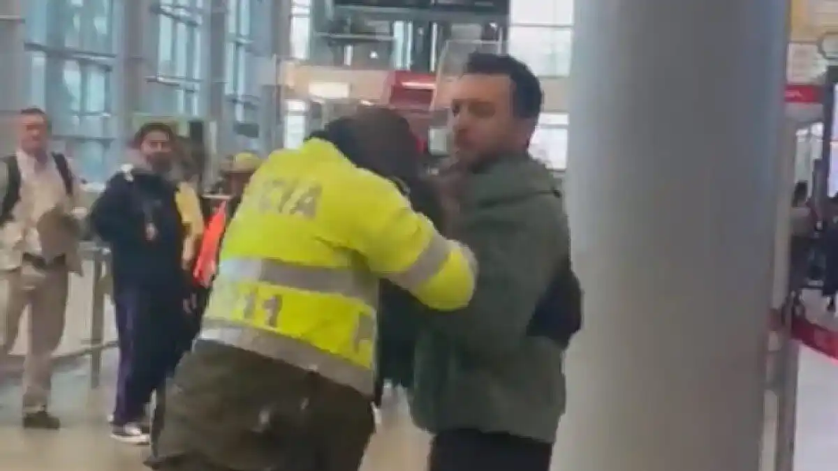Policía fue brutalmente golpeado por un turista en el aeropuerto de Bogotá (+ Videos)