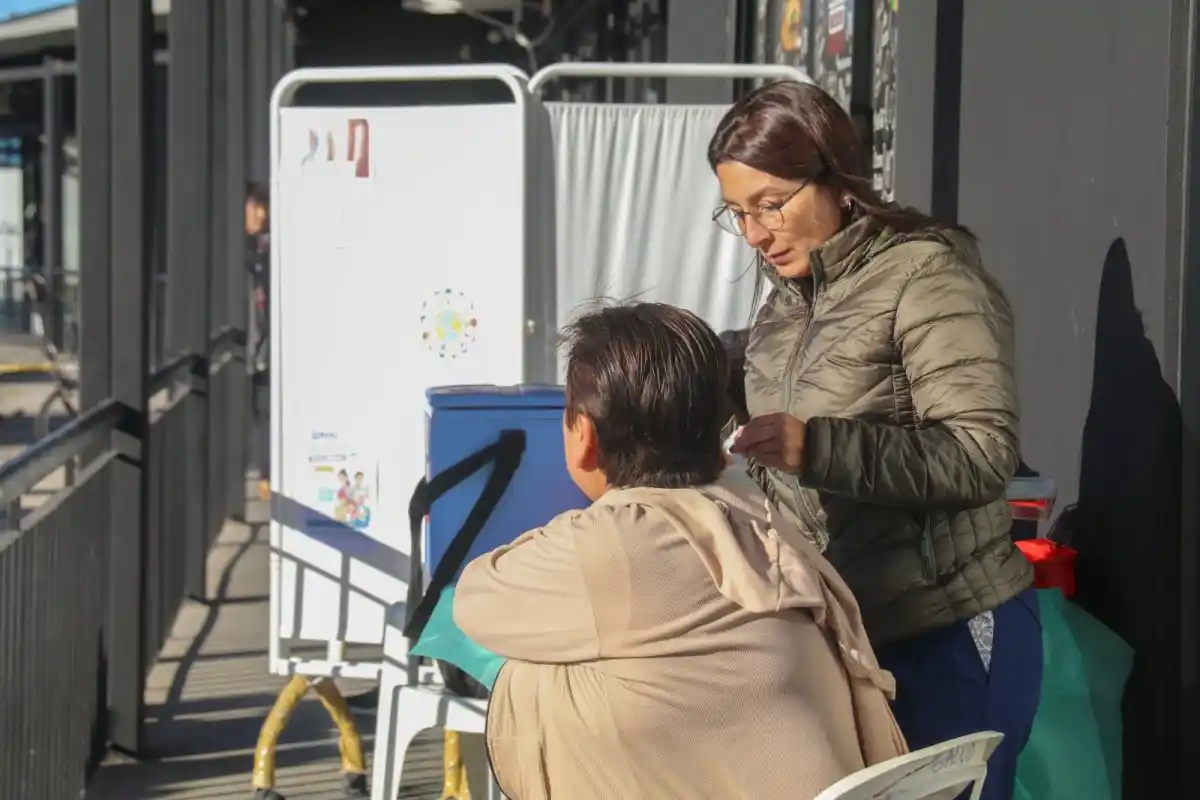 Más de 60 personas hicieron sus consultas médicas y se vacunaron en el Mercado del Munilla