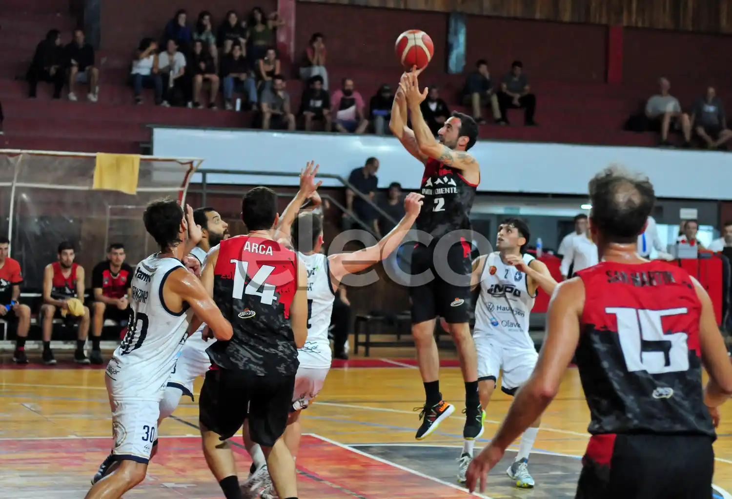 Andrizzi toma un lanzamiento frontal.