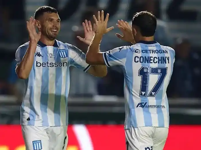 “Maravilla” Martínez festeja con Conechny.