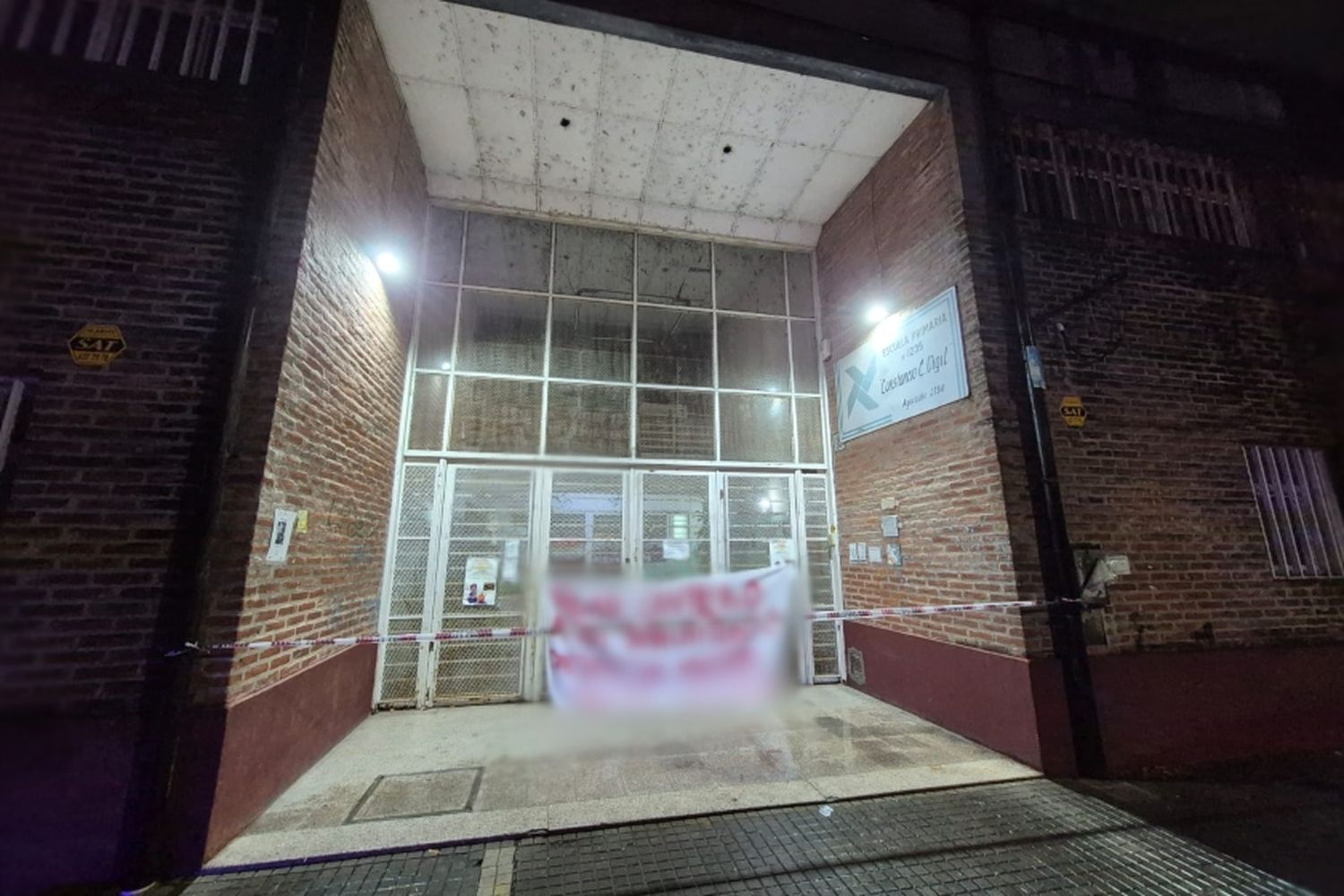 Apareció otra bandera con mensajes mafiosos en la zona oeste de Rosario