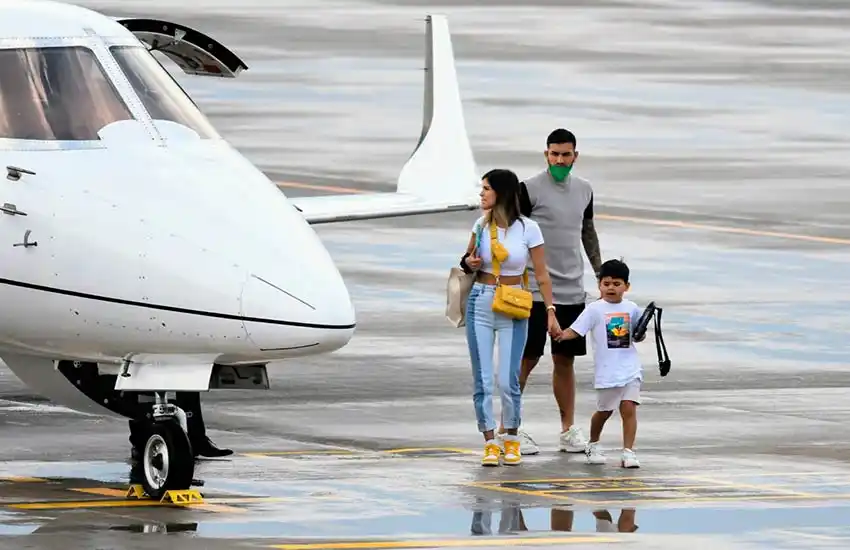 Leo Paredes llegó al Aeropuerto de Rosario para volver a París junto a Messi y Di María