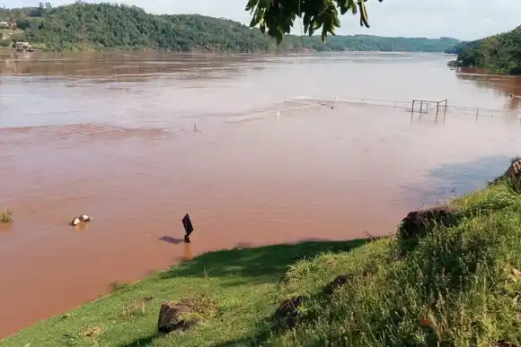 Alertan que pueden producirse inundaciones por la crecida del río Paraná