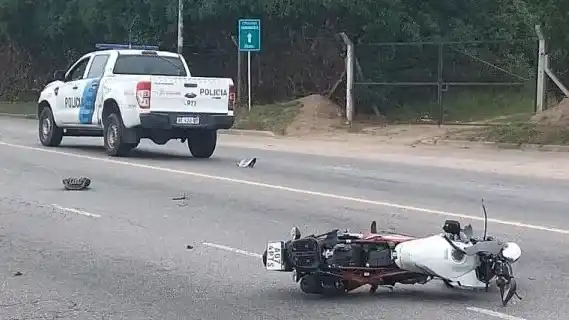 Un motociclista murió tras chocar con un colectivo en la zona de la Base Naval