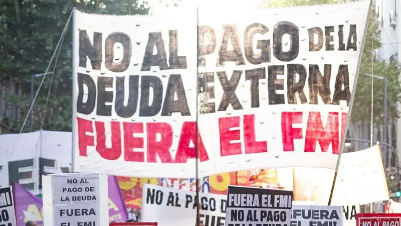 Organizaciones políticas y sociales marchan contra el acuerdo con el FMI