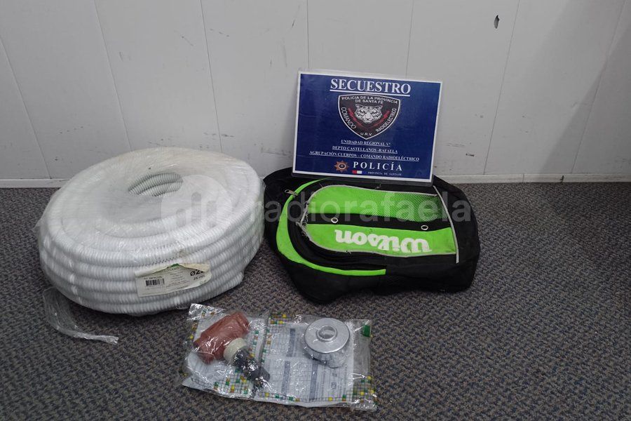 Vio a la policía, tiró la mochila y quiso escapar: tenía materiales robados