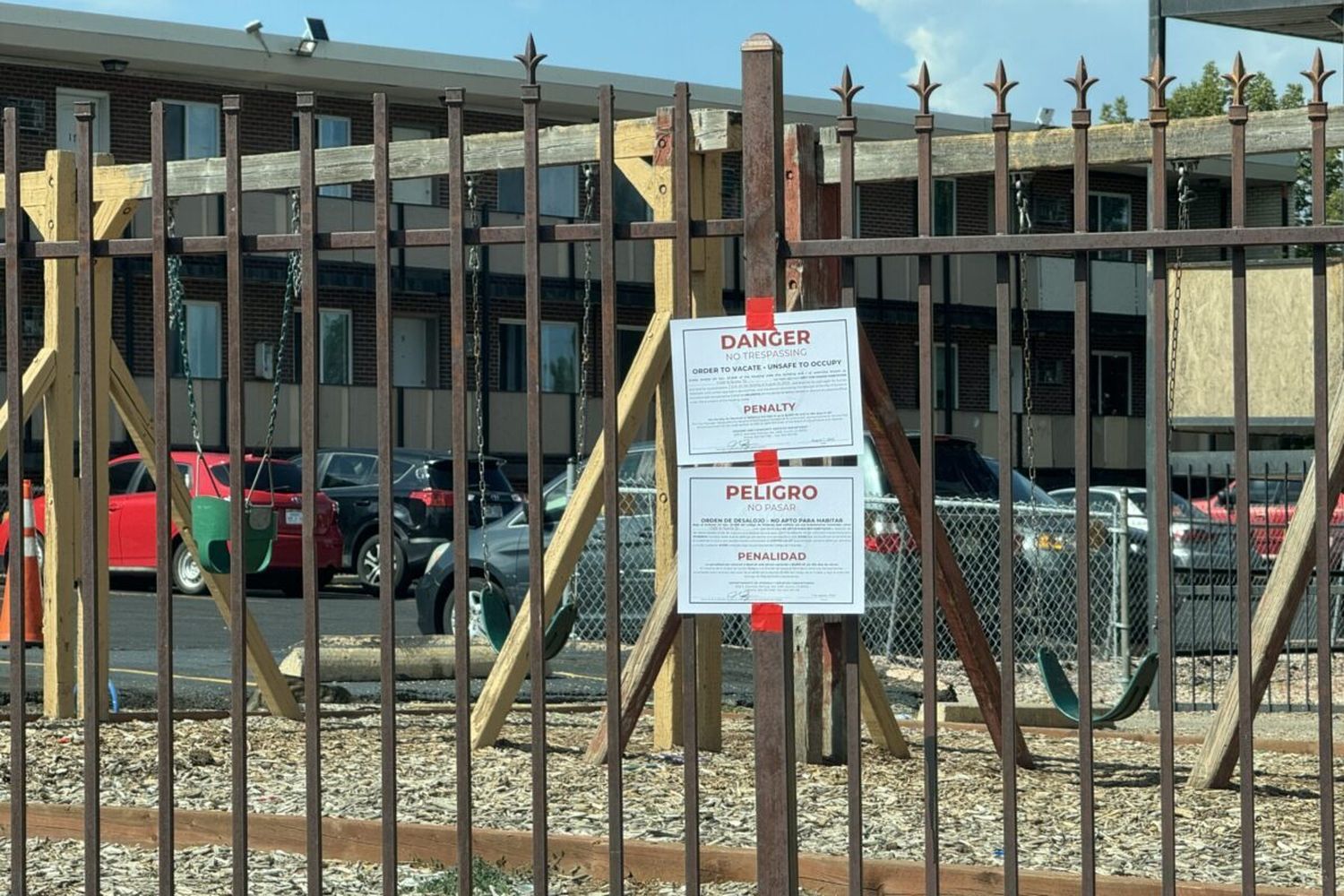 FAMOSO EDIFICIO AURORA en Colorado invadido por migrantes fue desalojado: sacaron a 50 FAMILIAS, entre ellas venezolanas