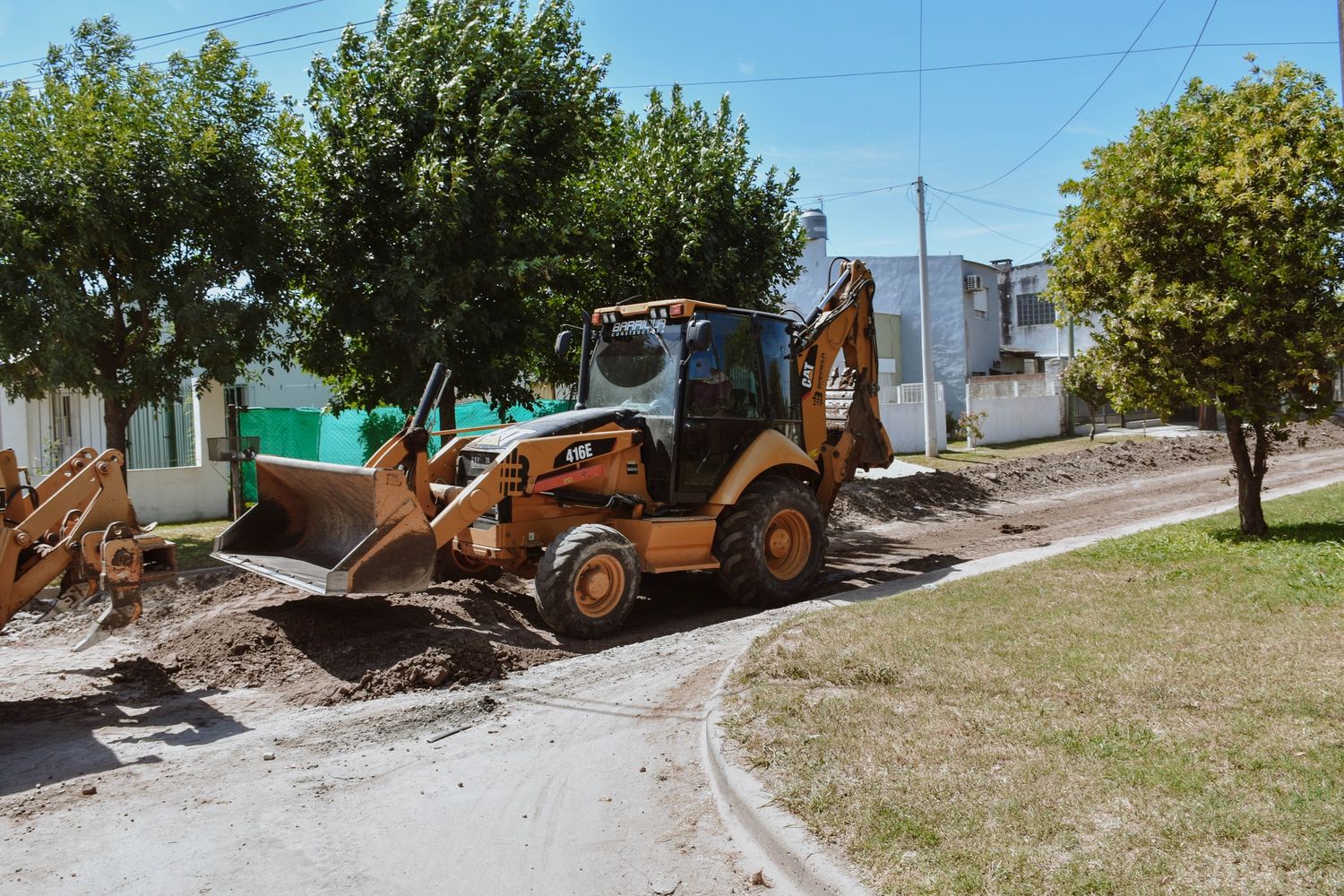 Comenzaron los trabajos de pavimentación en calle Rojas