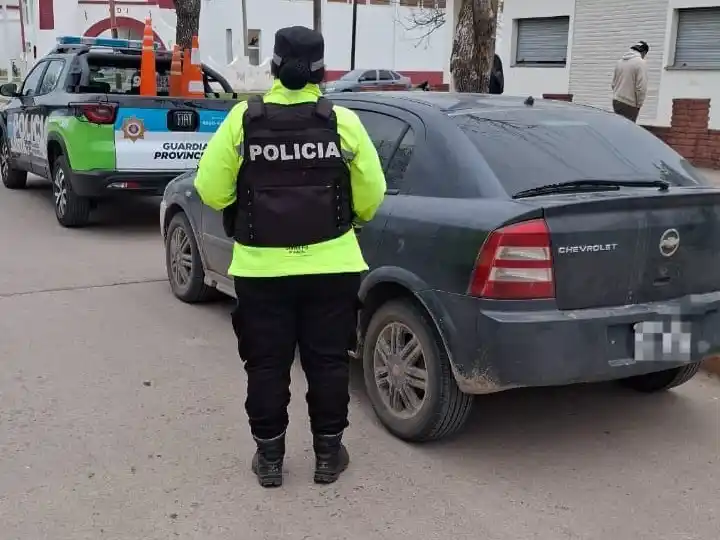 Pararon a dos salteños en un control vial cerca de Rafaela y terminaron en la comisaría: viajaban en un auto sin papeles