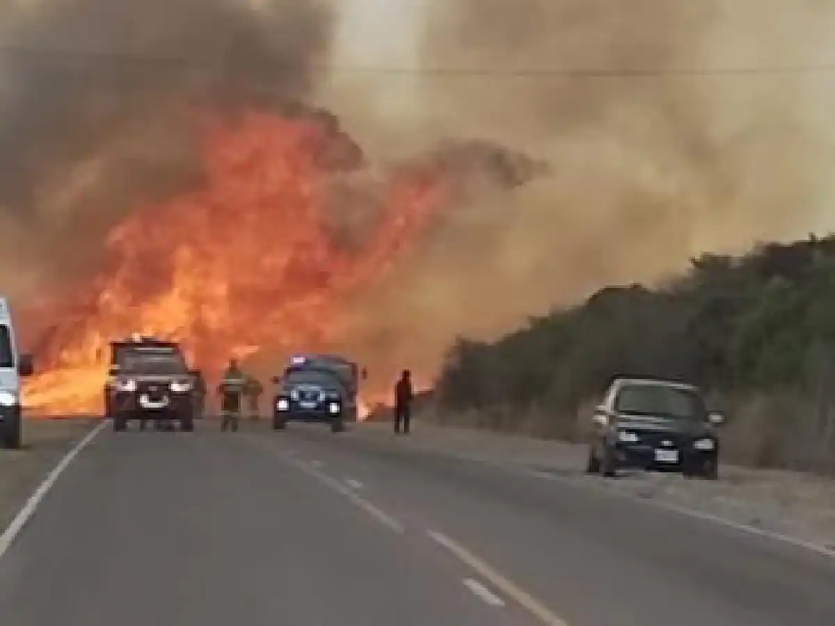 Está descontrolado el incendio en Traslasierra: hay evacuados