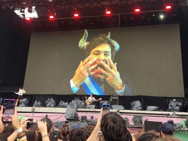 La acción generó un intenso debate sobre el uso político del arte y los límites editoriales.
