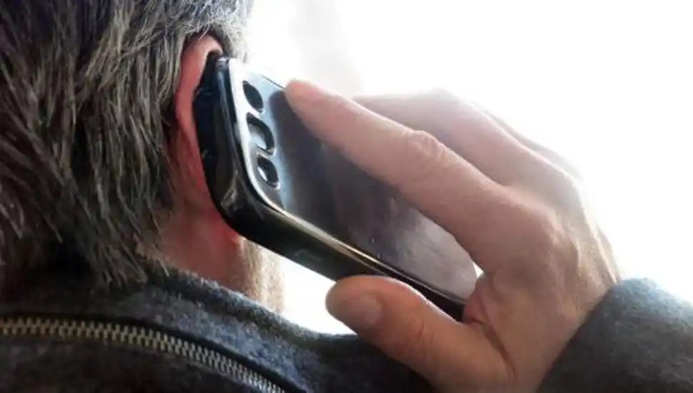 Azul: le hicieron el cuento del tío y entregó 14.000 dólares