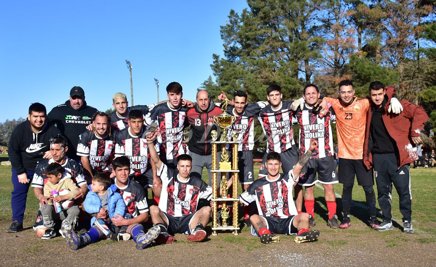 Los campeones posan con el trofeo. Vivero Molina se consagró desde los doce pasos