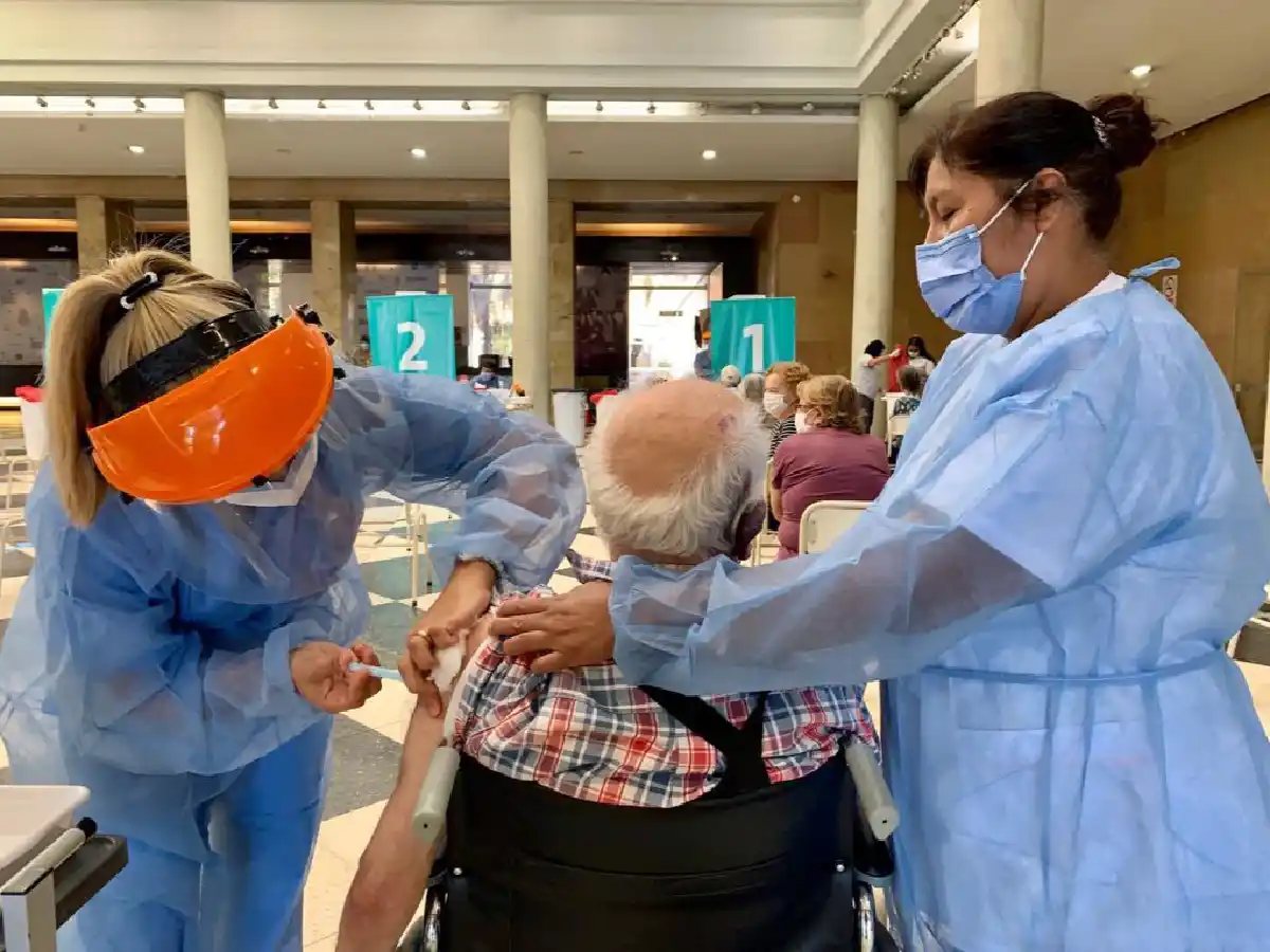 Córdoba anunció que se le terminaron las vacunas en la capital e interrumpe la campaña