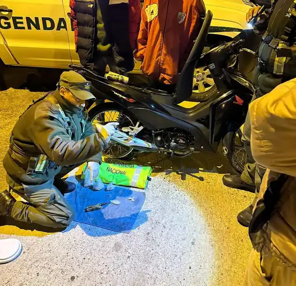 Circulaba en una moto con 83 dosis de cocaína