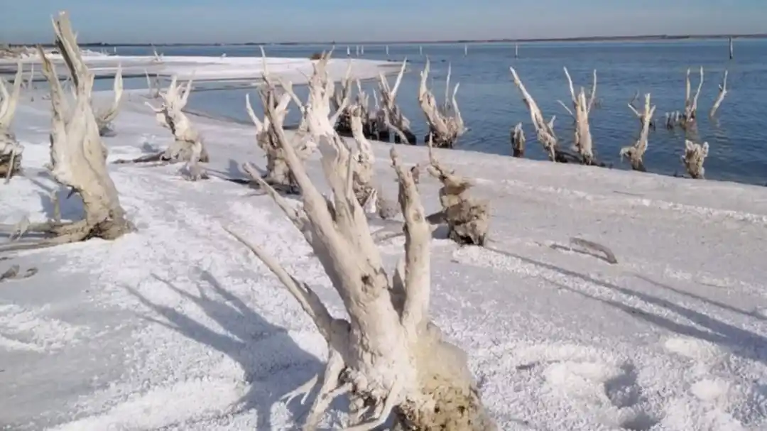 Villa Epecuén espera el fin de semana largo: El manto de sal le agrega otro atractivo turístico