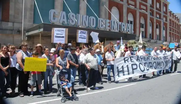 Con caballos y bombos, exigieron la reapertura del Hipódromo de Mar del Plata