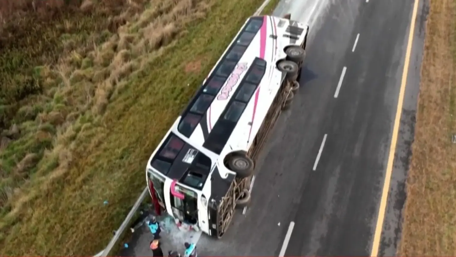 Así quedó el micro siniestrado en ruta 2.