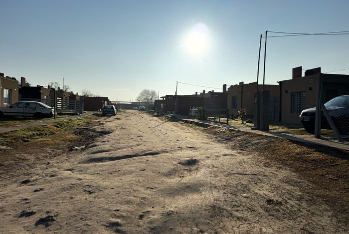 84 viviendas calles abiertas pilares de luz