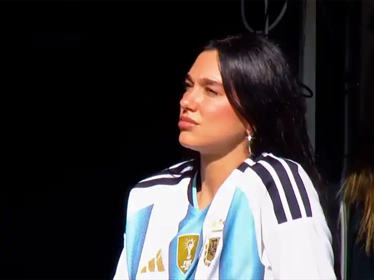 Dua Lipa presenció el Superclásico en la Bombonera y llevó la camiseta de la Selección Argentina.