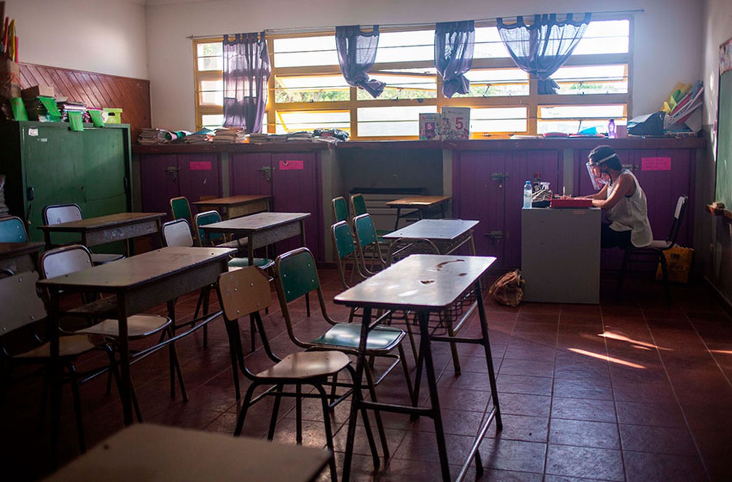 Auxiliares piden adherirse al feriado del lunes y las clases entran en un compás de espera