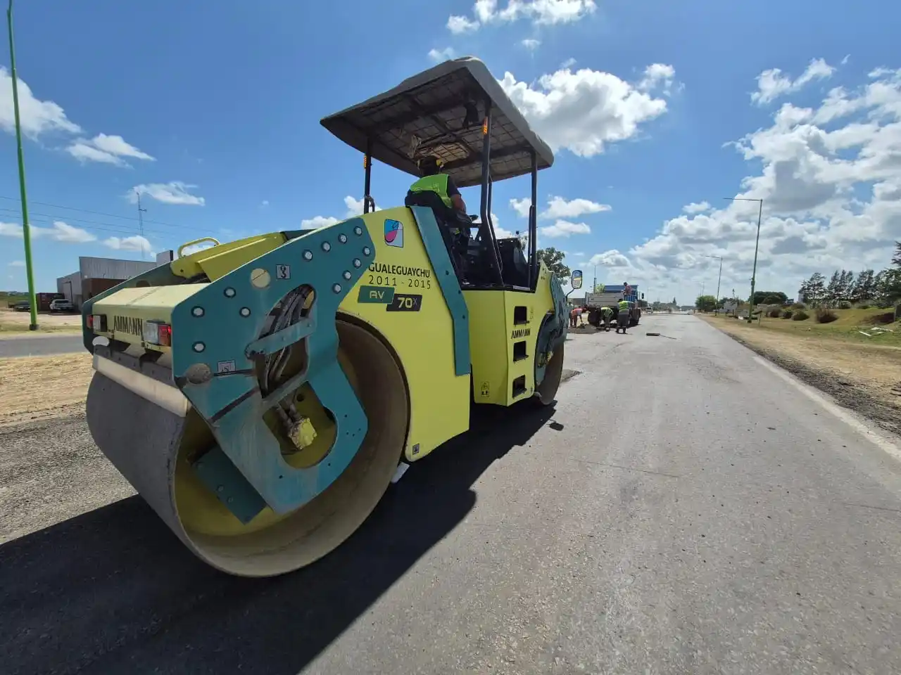 Con técnicas específicas, avanza la reconstrucción de la calzada del Acceso Sur