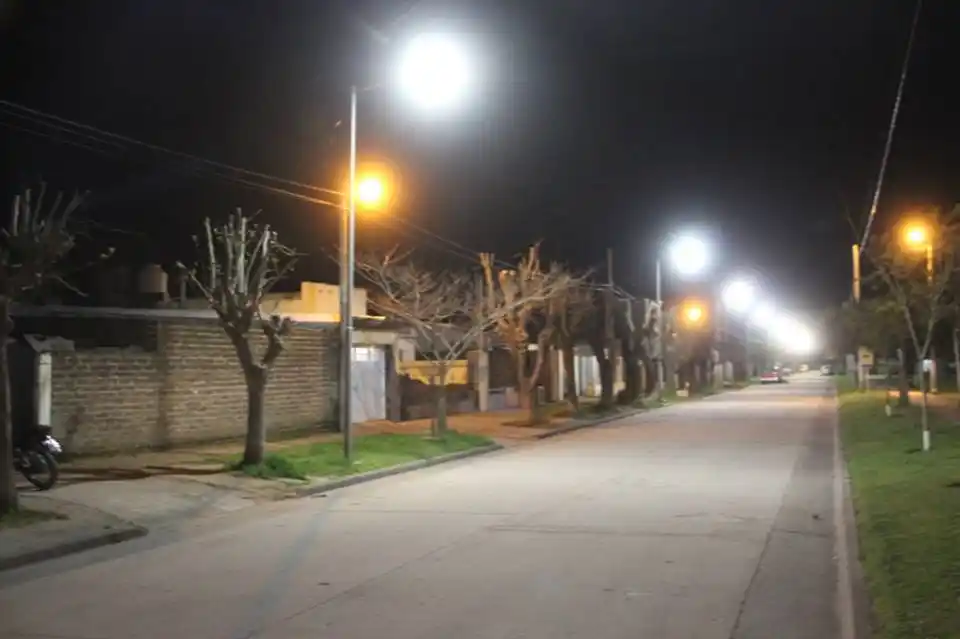 LOBERIA: Colocaron luminarias en barrios