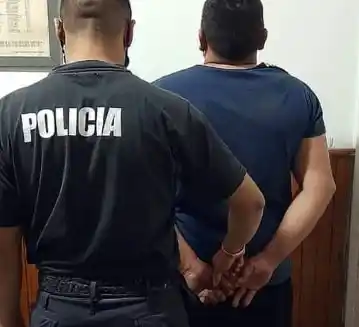 Un hombre golpeó a su pareja y su padre a un efectivo policial