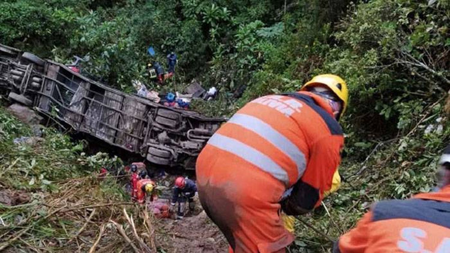 Cayó un ómnibus por un precipicio en Bolivia: 23 muertos y 13 heridos