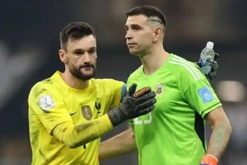 El arquero de Francia se retiró de su selección y apuntó contra Dibu Martínez