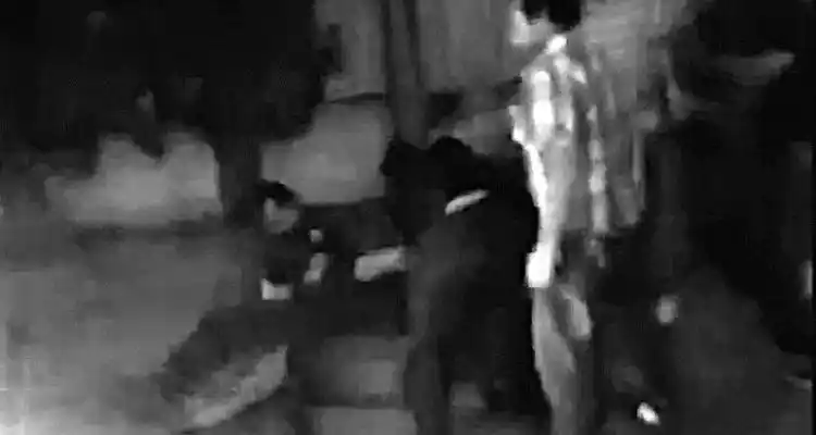 Difundieron los videos de la  “batalla campal” que enfrentó  a dos jóvenes con la policía