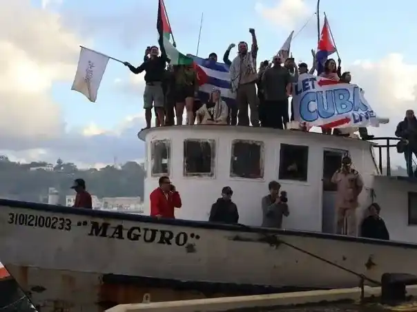 El barco 'Granma 2.0', con 32 tripulantes de diez países, atracó ayer en La Habana.