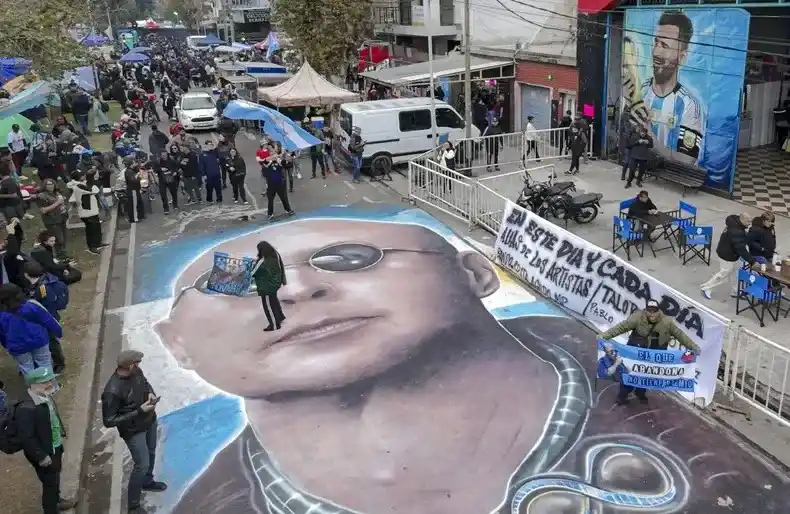 La compleja trama de gestiones políticas y negociaciones contrarreloj para organizar el velorio.
