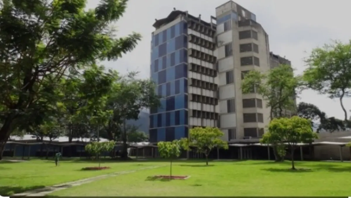 MULTAN A DECANO de Arquitectura de la UCV y lo obligan a reponer infraestructura a su estado original