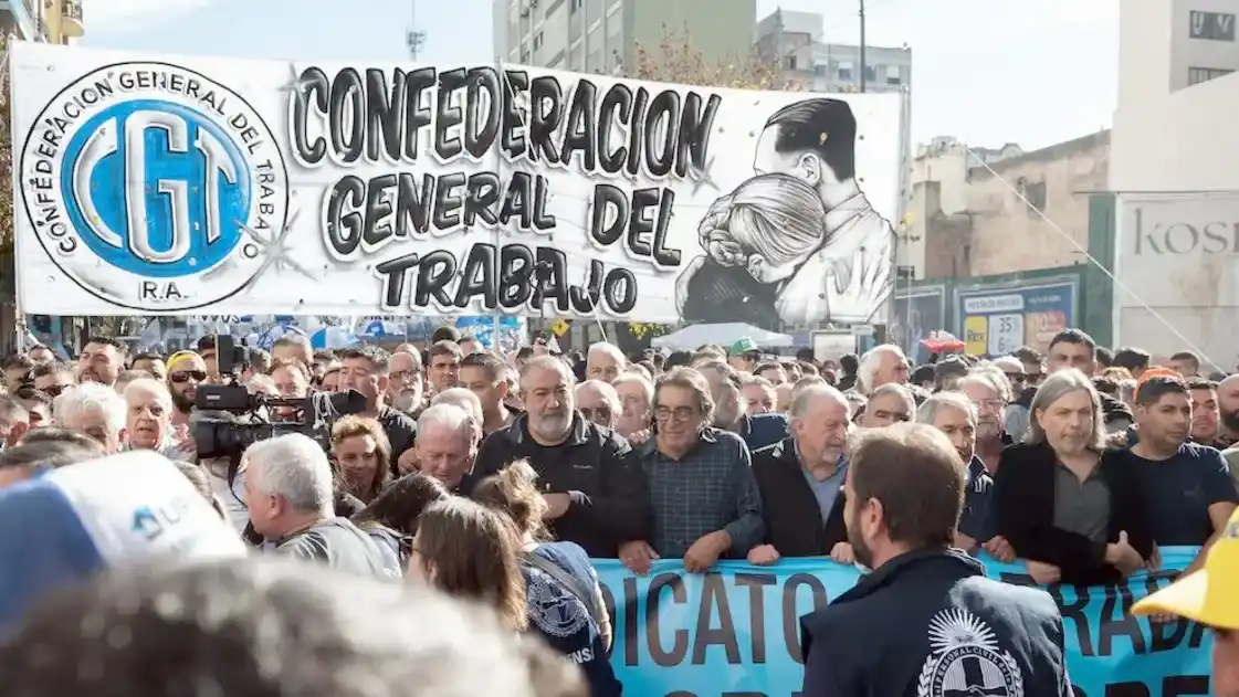 Marcha de la CGT contra la reforma laboral: los manifestantes se movilizan hacia la Plaza de Mayo