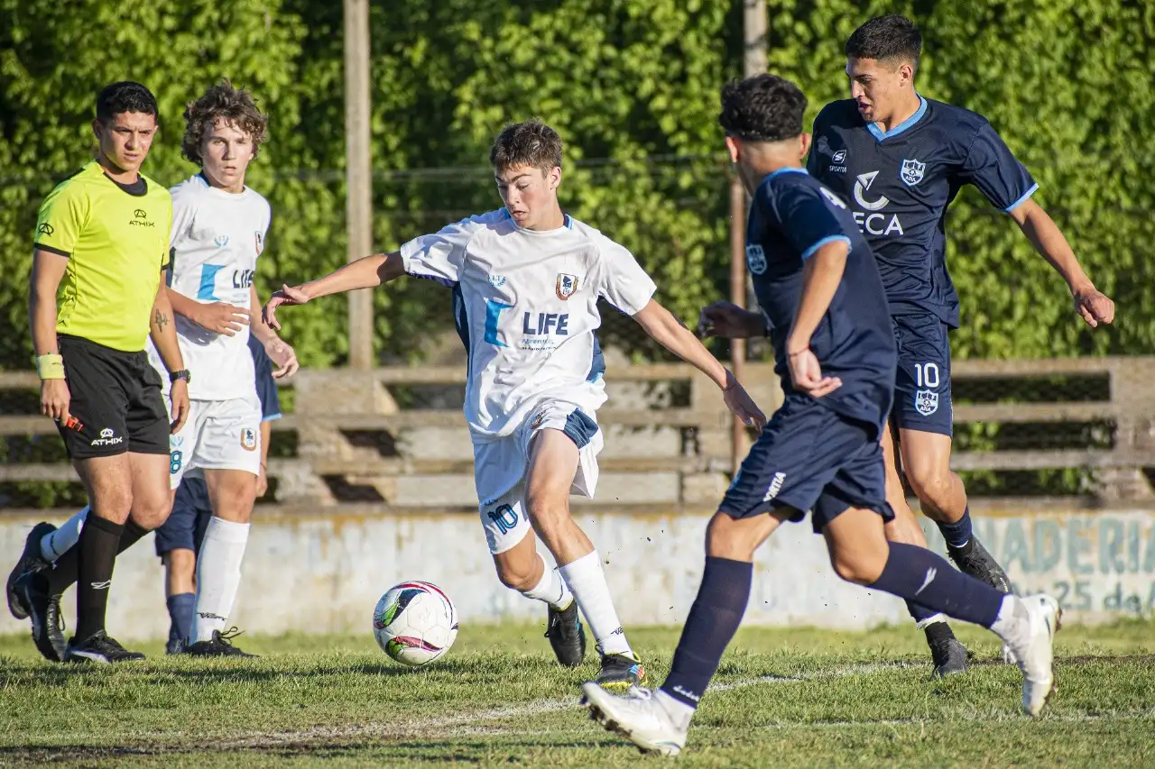 FOTO NACHO CORREA Pablo Argoytía conduce un ataque, con Lautaro Cenizo detrás. Fue durante la victoria tandilense en Azul.