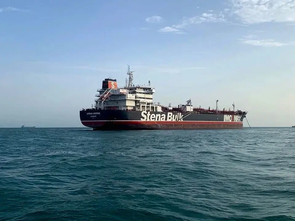 Irán promete una “respuesta firme” si los barcos se desvían del corredor declarado en el estrecho de Ormuz