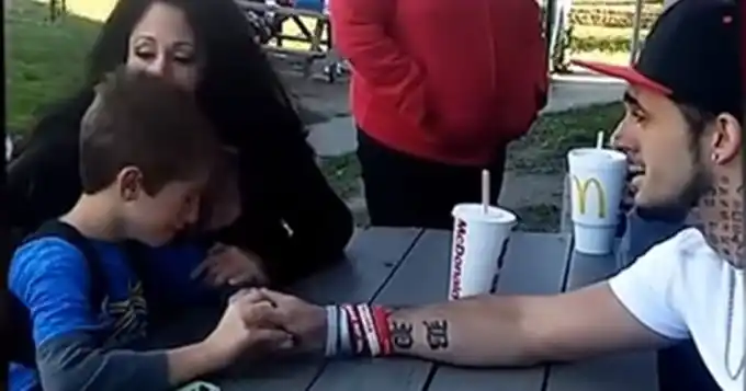 Le contó al hijo que murió su mamá, lo grabó y subió a Facebook