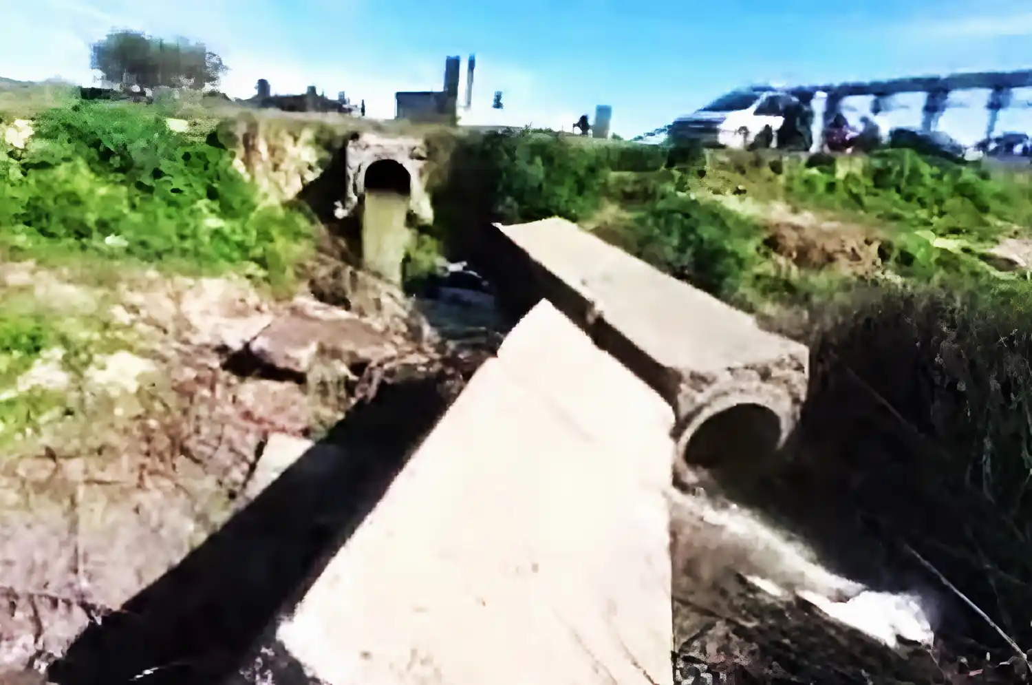 Así llegan los efluentes cloacales al río en la zona del Puerto.