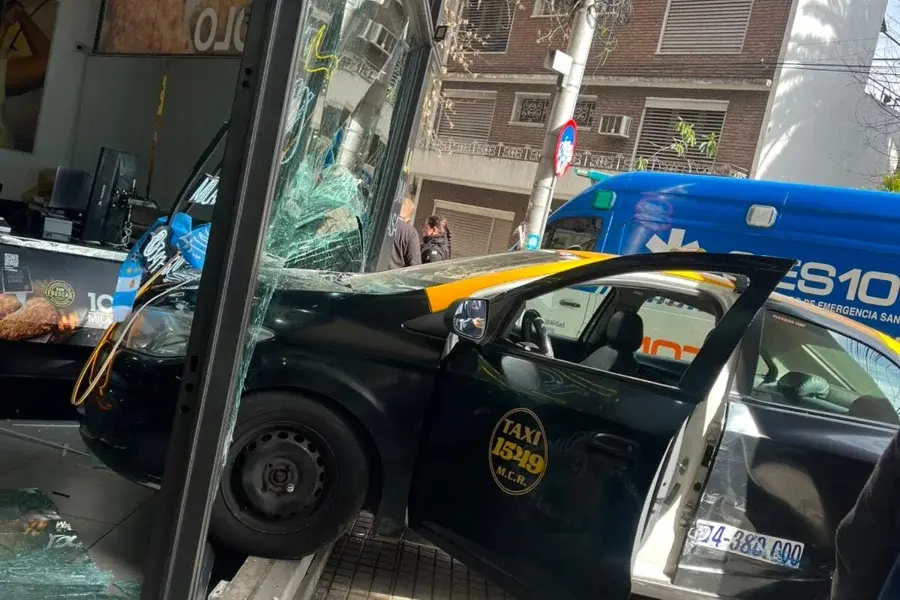 Un taxi terminó incrustado contra un comercio tras chocar con otro auto en barrio Martin